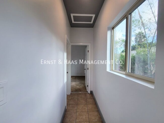 Building Photo - 934 E. Broadway-