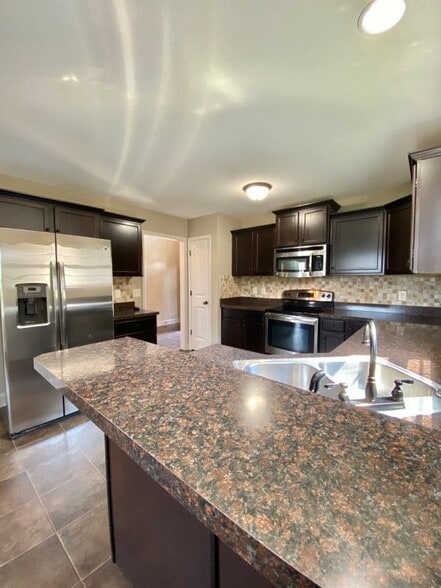Building Photo - 582 Kicker Ct