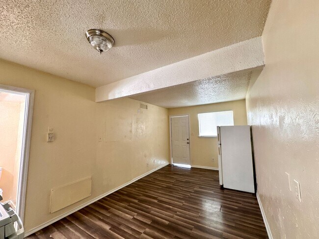 Building Photo - Cozy, affordable and conveniently located Studio