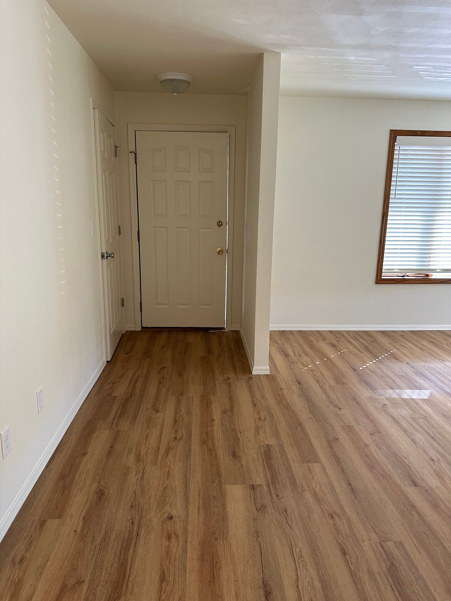 front door/LR - N424 Kilsdonk Ct