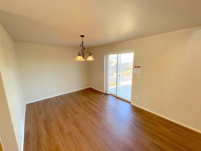 Building Photo - 3 Bedroom Home Available Near N Powers Blv...