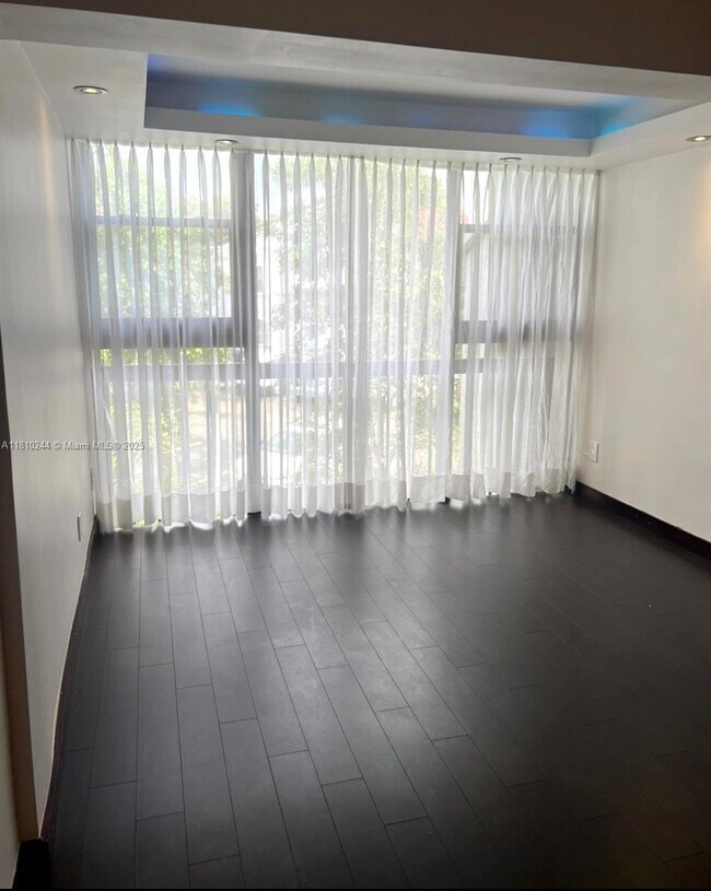 Building Photo - 9435 Fontainebleau Blvd