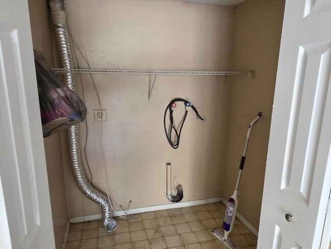 Building Photo - Move-In Ready 2BR/2BA Triplex with Patio & Parking in Prime Location