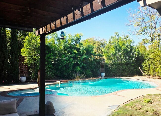 Building Photo - $5,500 - Beautiful 3BR/2BA Home on ? Acre ...