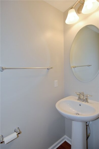 Building Photo - 616 Edison Dr