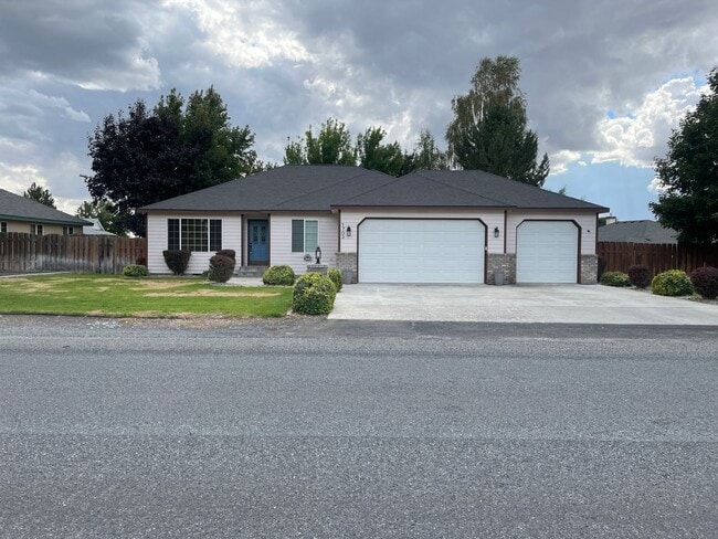 Building Photo - 1703 Fairway Dr NE