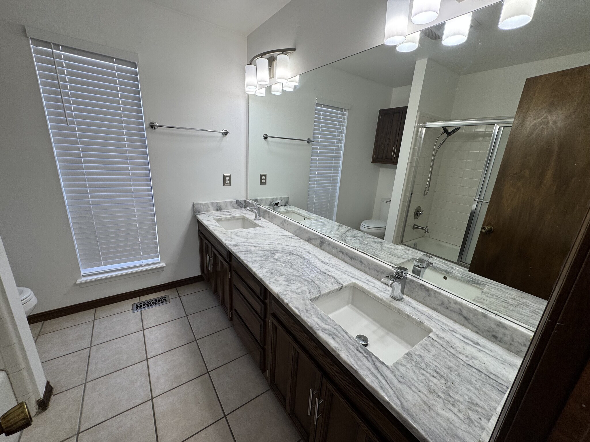 Building Photo - 7108 S Indianapolis Ave