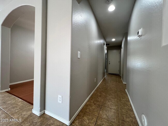 Building Photo - 3119 W Silver Creek Dr