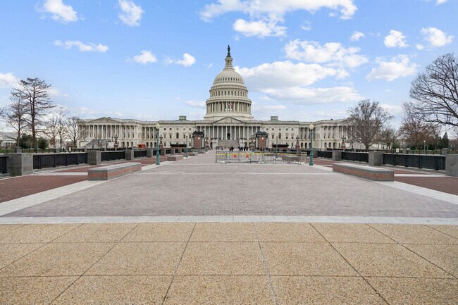 Walk to The Capitol - 212 3rd St NE