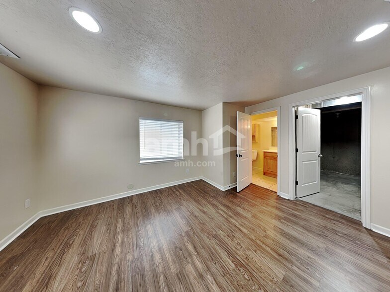 Building Photo - 4808 Addison Ave