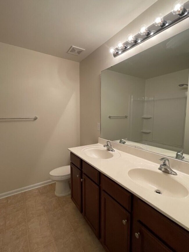 Building Photo - Lovely 5 Bed 3 Bath Home with Community Am...