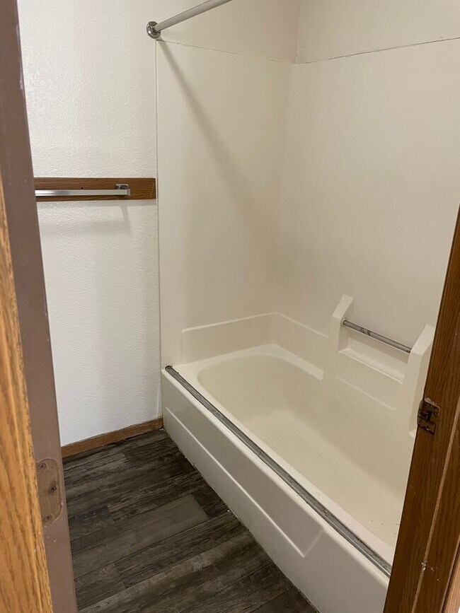 Building Photo - Four Bedroom Apartment