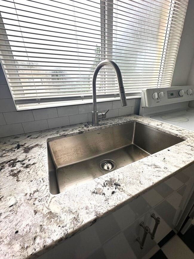 Building Photo - Huge 3 Bed House For Rent