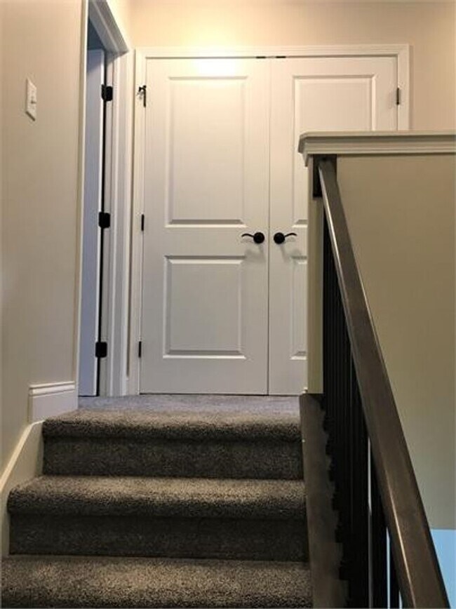 Building Photo - 3-bedroom Townhome Available for July!