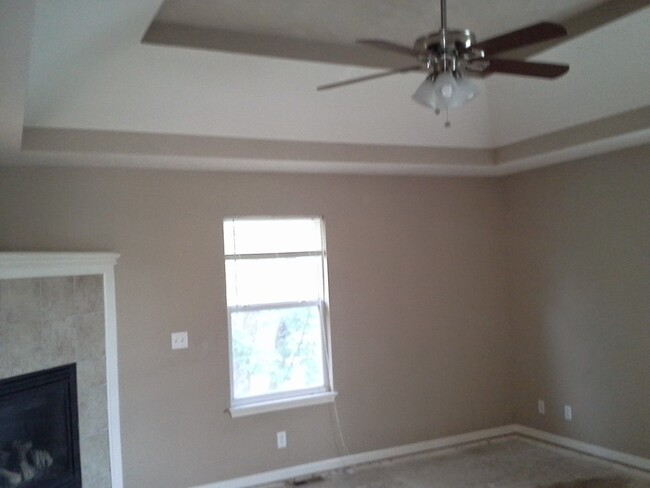 Building Photo - Large 5 bedroom raised ranch