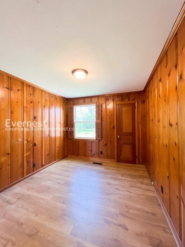 Building Photo - 3233 Southlake Dr