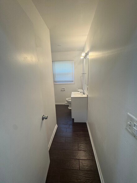 Full Bath - 7211 W Brentwood Ave