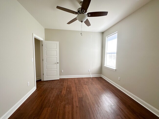 Building Photo - 704 Moore St