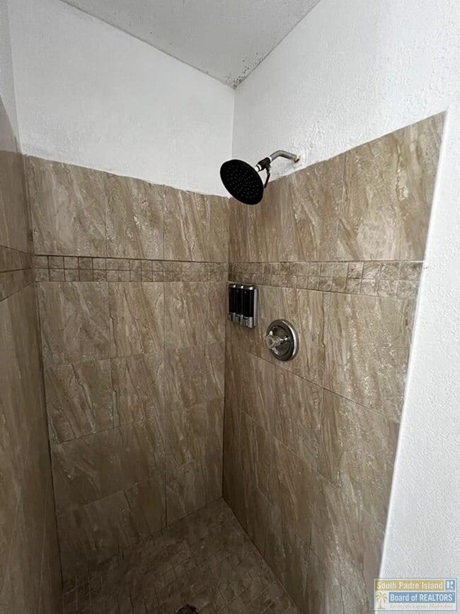 Building Photo - 5105 Villa Bonita St