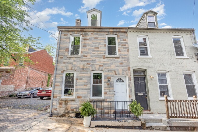 Building Photo - "Charming 3-Bed Townhouse Retreat in the Heart of Lancaster – Spacious 1728 Sq Ft Living!"