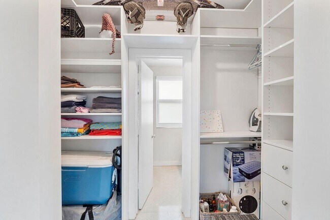 Building Photo - 1221 Hillsboro Mile