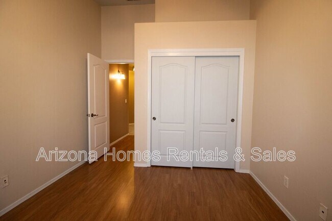Building Photo - 10462 E Rose Hill St