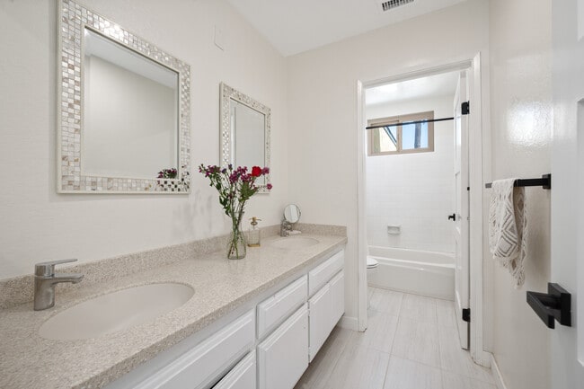 Building Photo - 124 Sequoia Ct