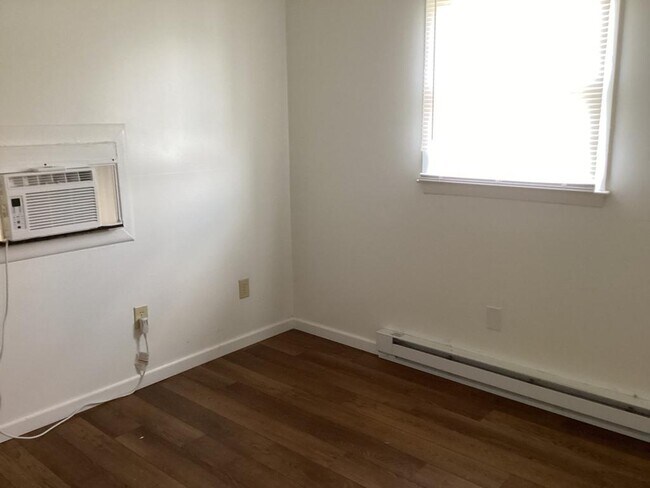 Building Photo - 915 Woodland Ave