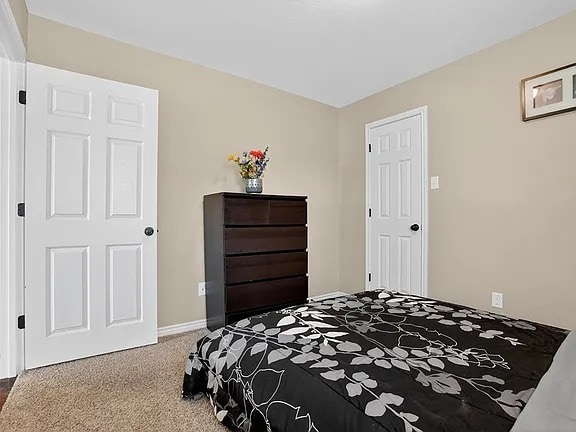 Building Photo - Comfy 4-Bed Midland Home with all appliances, backyard, attached garage, 6 min to grocery store