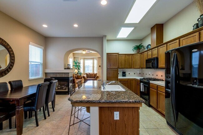 Building Photo - Updated North Clovis 3/2