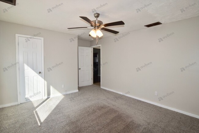 Building Photo - $875 -JUST REDUCED - Charming 2-Bedroom Ho...