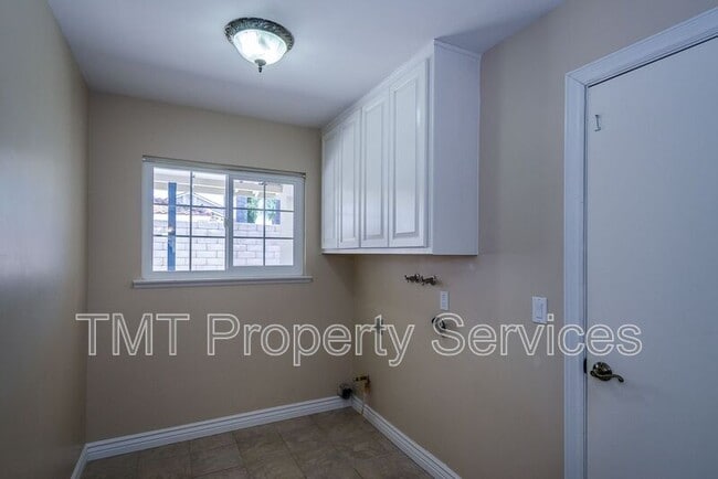 Building Photo - 485 Meadowbrook Dr