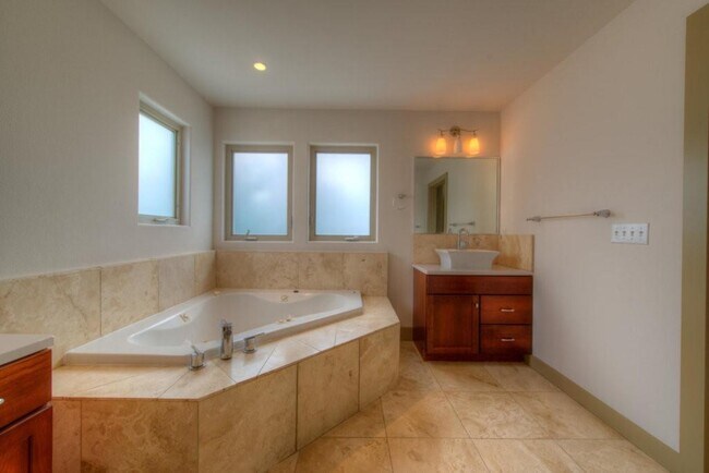 Building Photo - 605 Peacock Ln #C C