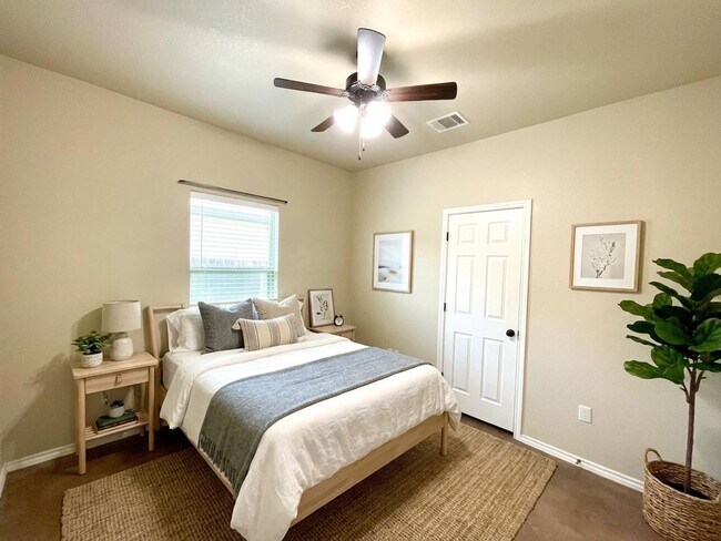 Building Photo - *MOVE IN SPECIAL* High Ceilings, Fenced Yard & 2-Car Garage – New Braunfels Living!