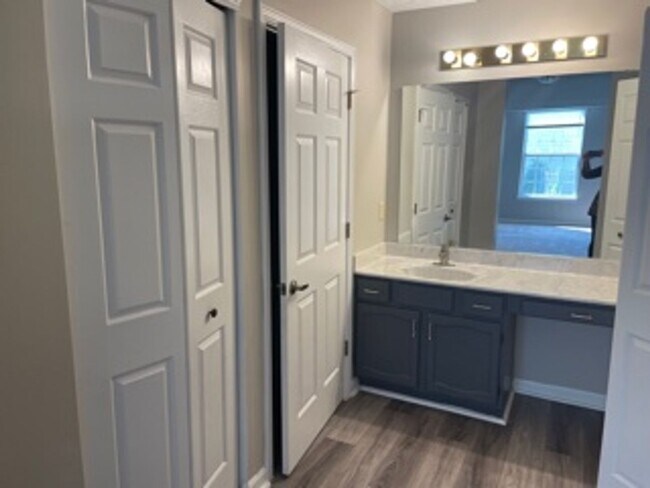 Building Photo - Absolutely Beautiful 3  bedroom Ranch!