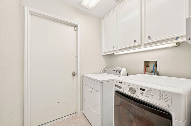 Building Photo - 15343 Meadow Village Dr