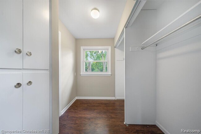 Building Photo - 126 Orchardale Dr