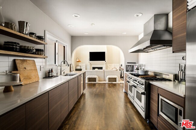Building Photo - 5500 Red Oak Dr