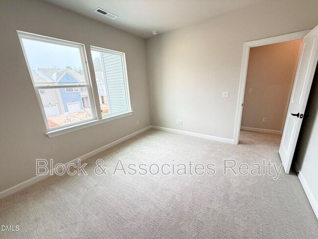 Building Photo - 216 Oak Summit Pl