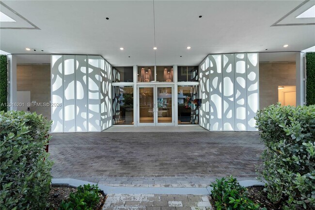 Building Photo - 9261 E Bay Harbor Dr