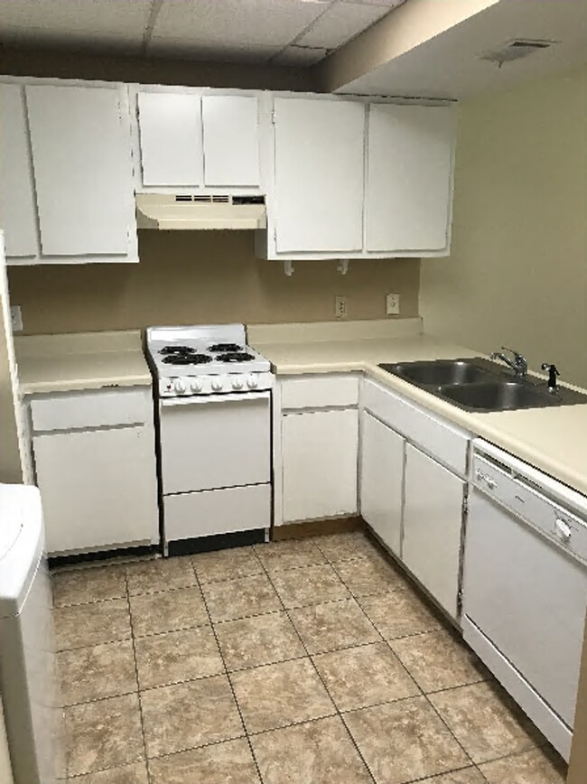 Building Photo - 2BEDROOM/ 2 BATH APARTMENT