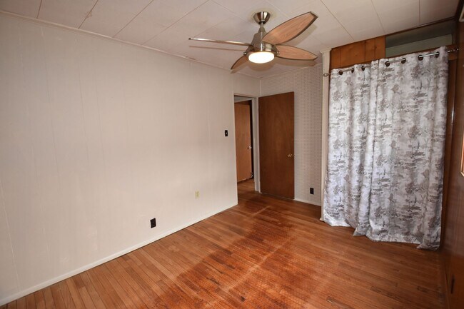 Building Photo - 3 Bedroom 2 Full Bath Home in Greenfield, Fenced Yard