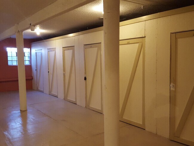 Interior Photo - 1018