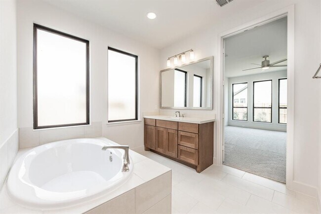 Building Photo - 10902 Overlook Pt Dr