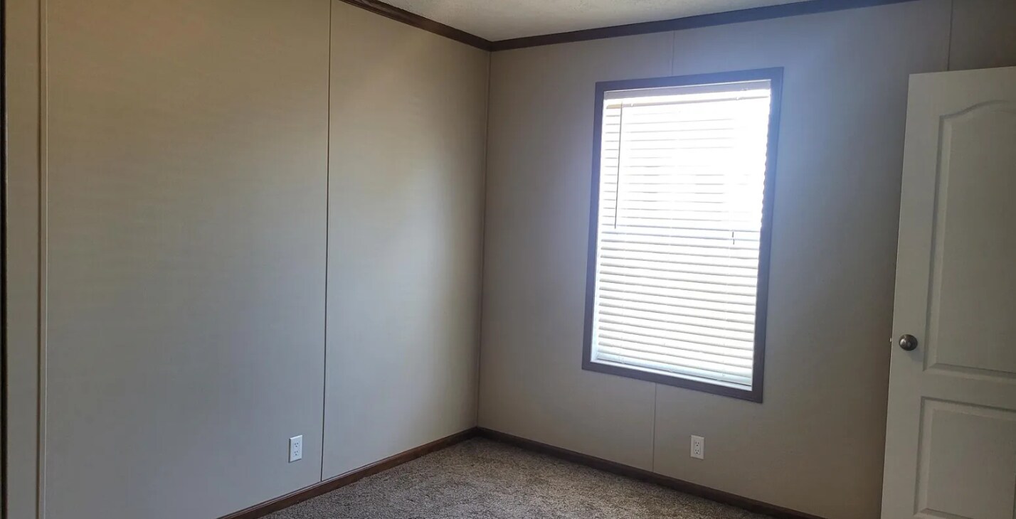 Building Photo - 300 Hunt Club Dr