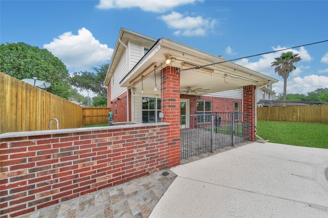 Building Photo - 16731 Creek Trail