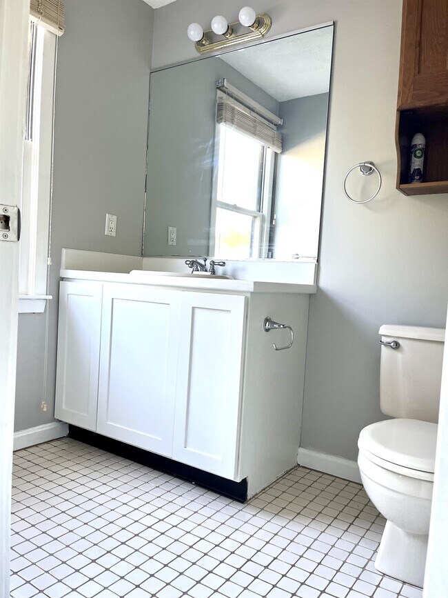 Building Photo - 12 Hawthorne Village