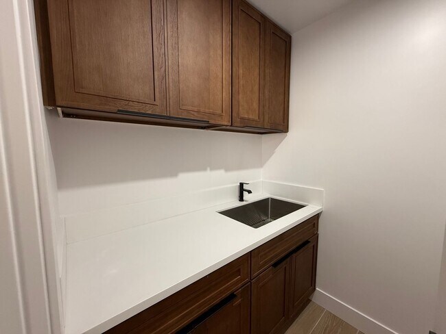 Building Photo - Newly Renovated 4 Bedroom Residence in La Jolla