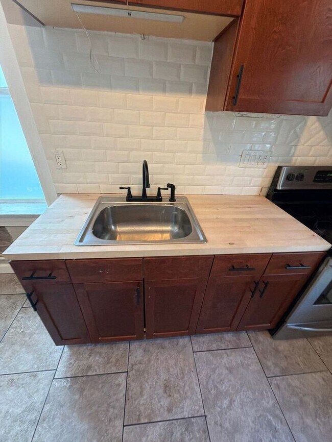 Building Photo - 2 bed/1 bath upper unit