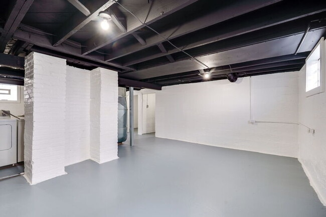 Building Photo - 2824 Dwight Ave